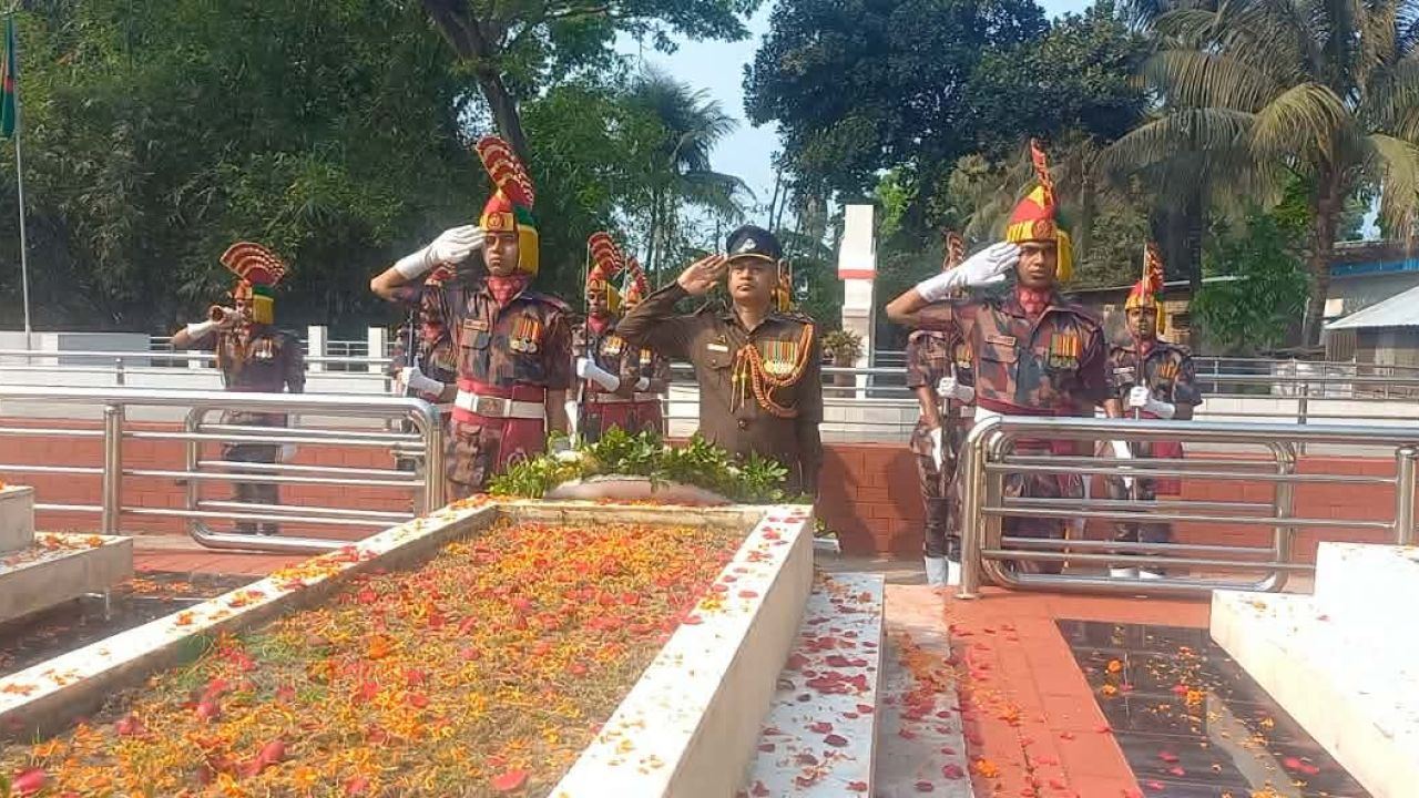 বীরশ্রেষ্ঠ নূর মোহাম্মদ শেখের সমাধিতে গার্ড অব অনার