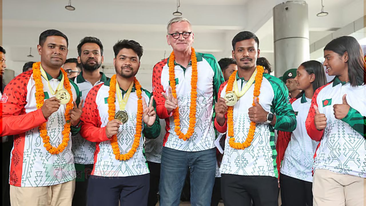 ফুলের মালা দিয়ে বরণ সোনাজয়ী বাংলাদেশ আর্চারি দলকে