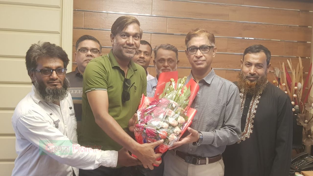 নবনিযুক্ত জেলা প্রশাসক মামুন মাহমুদকে স্বেচ্ছাসেবক দল নেতা শ্যামলের শুভেচ্ছা