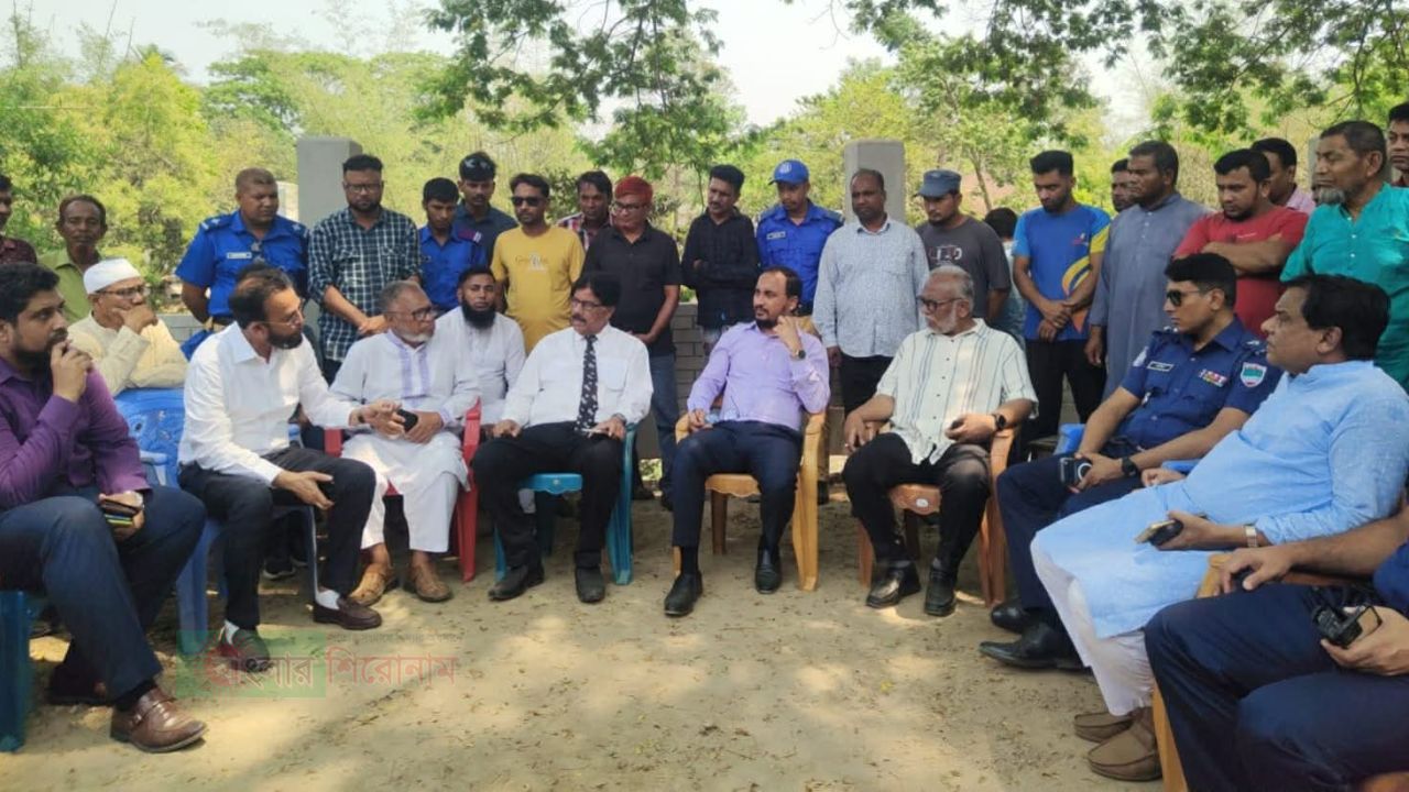 প্রধানমন্ত্রীর আগমন ঘিরে উলাশীর জিয়া খাল পরিদর্শনে জেলা প্রশাসক