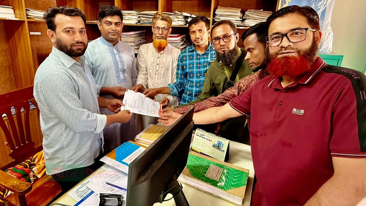 দুমকিতে গণমাধ্যম সপ্তাহের স্বীকৃতি দাবিতে বিএমএসএফ এর স্মারকলিপি