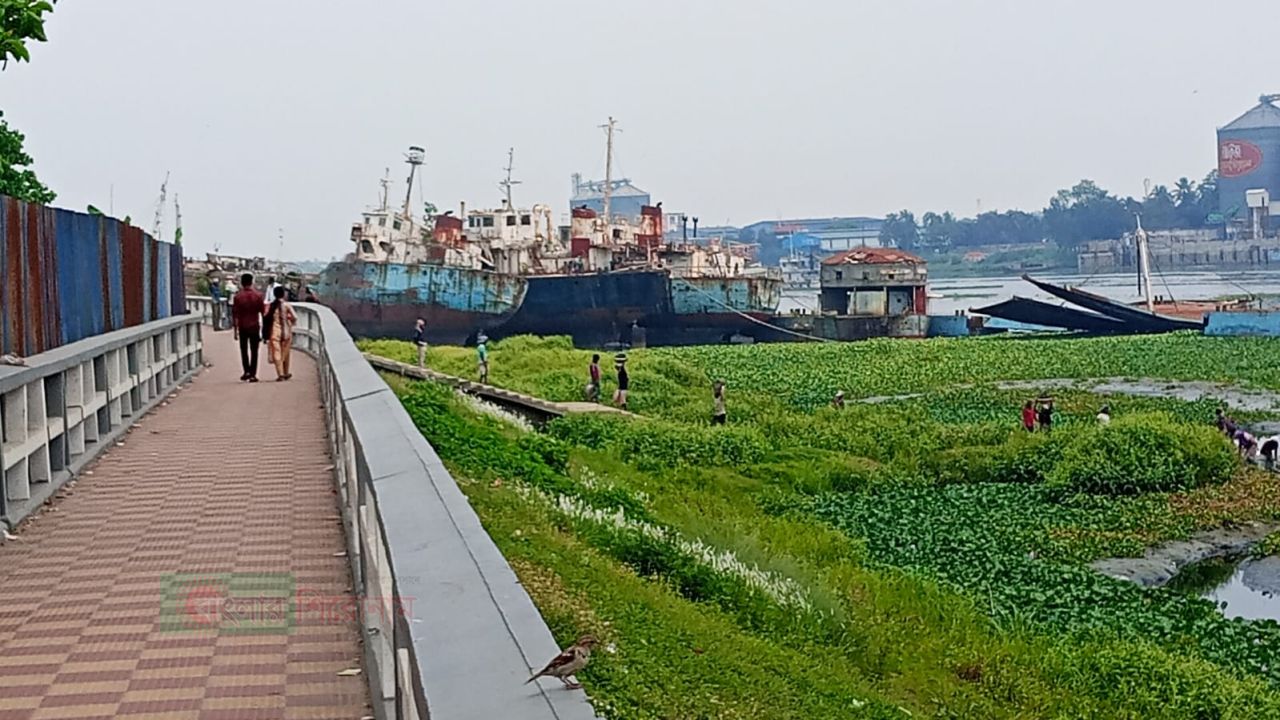নিয়ম-নীতির তোয়াক্কা না করে মডেল গ্রুপের শীতলক্ষ্যা নদীর মাটি খনন