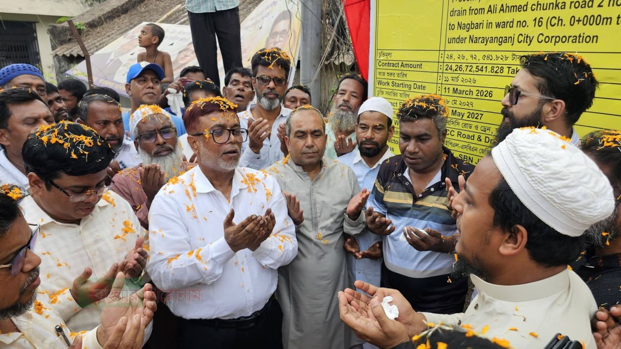 ​হাজীগঞ্জ আইটি স্কুল সড়ক সংস্কার উদ্বোধন করলেন সাখাওয়াত হোসেন  ​