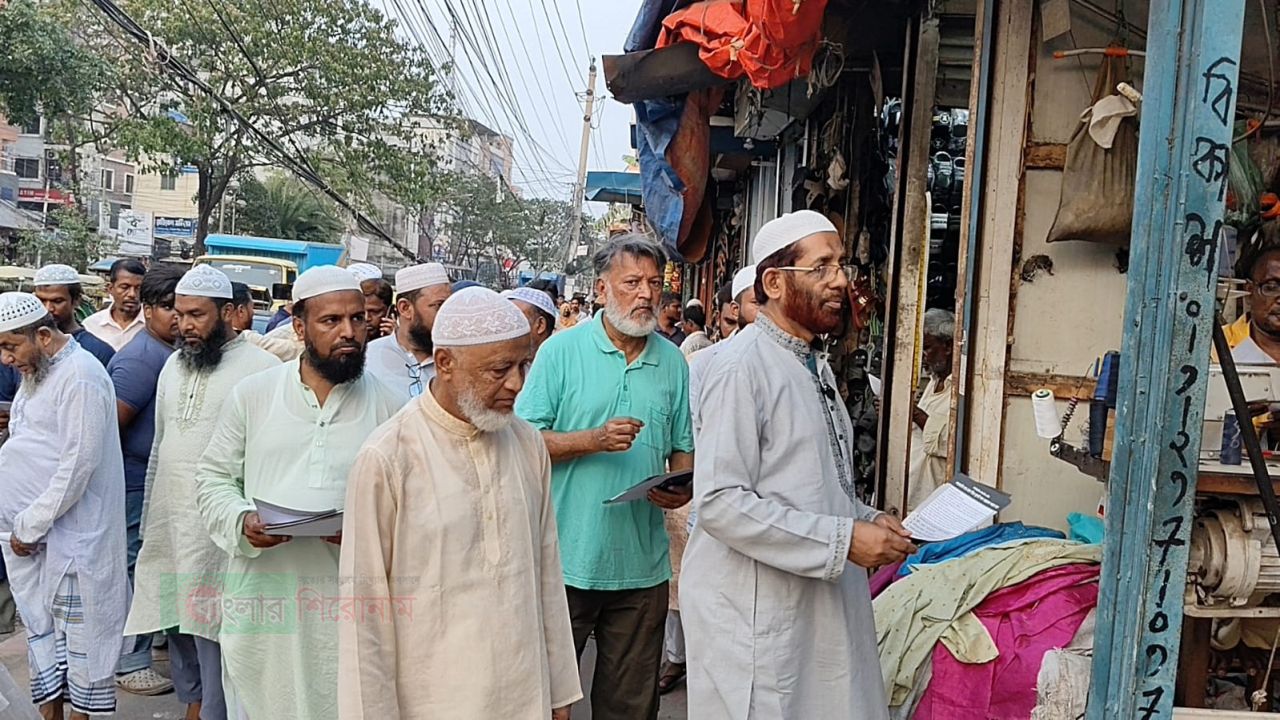 গণভোটের রায় বাস্তবায়নের দাবিতে শহরের চাষাঢ়ায় জামায়াতের লিফলেট বিতরণ