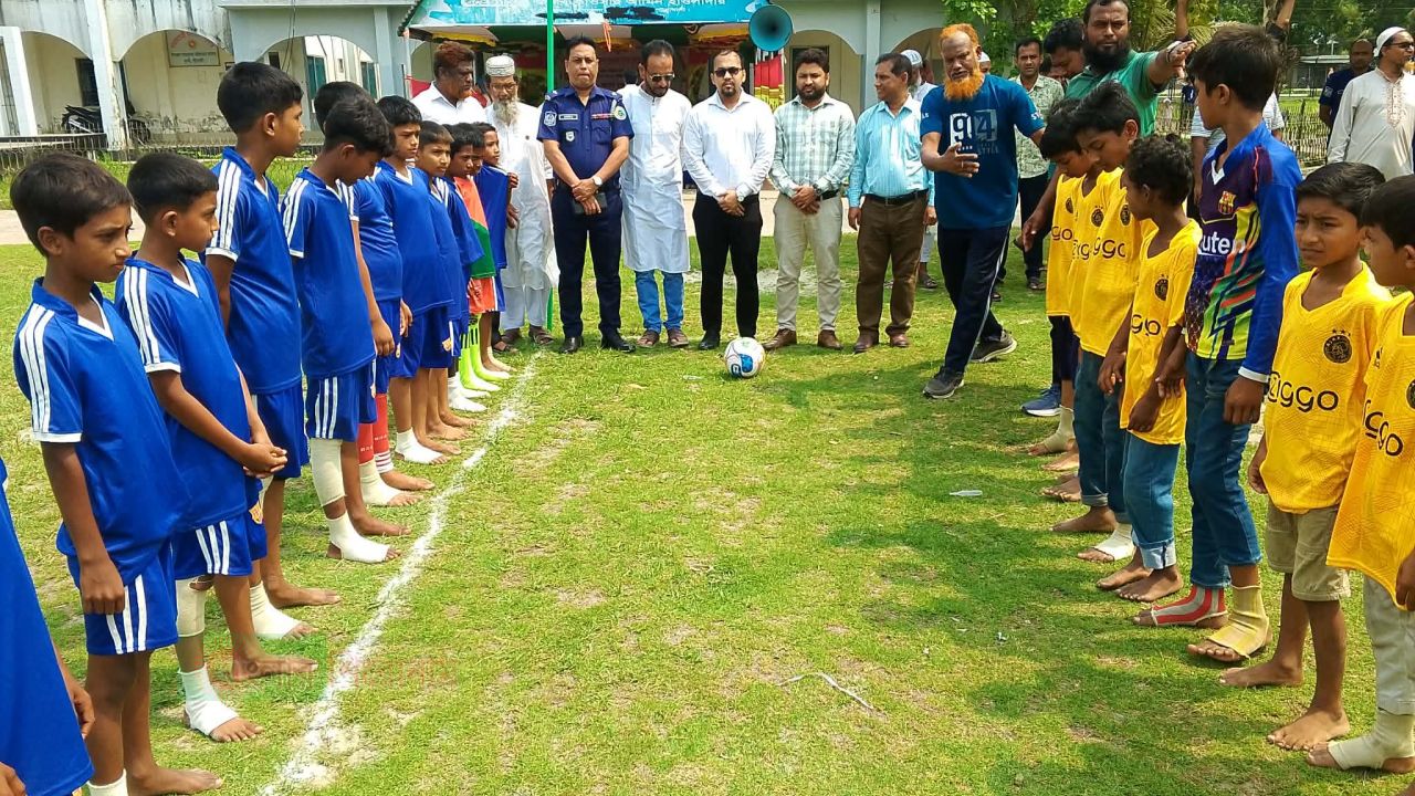 দুমকিতে প্রাথমিক গোল্ডকাপ ফুটবল টুর্নামেন্টের উদ্বোধন 