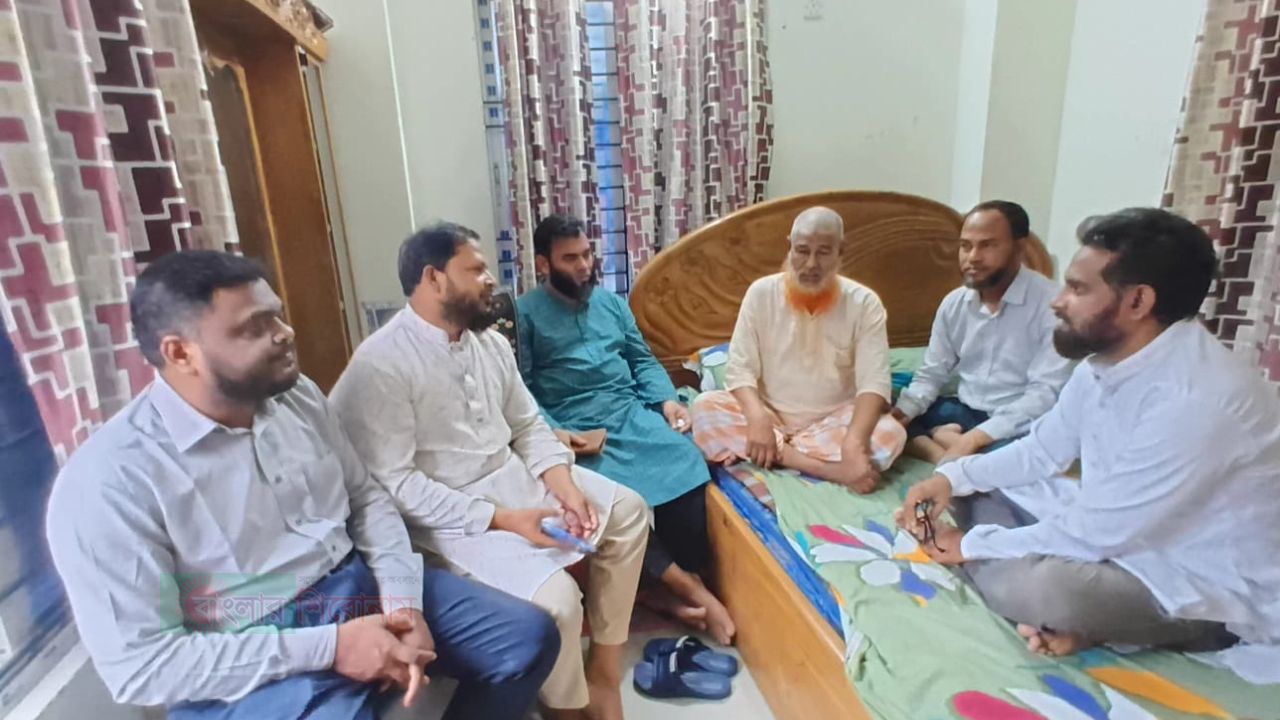 অসুস্থ শ্রমিক নেতা আব্দুল মজিদ সিকদারকে দেখতে গেলেন শ্রমিক কল্যাণ ফেডারেশন