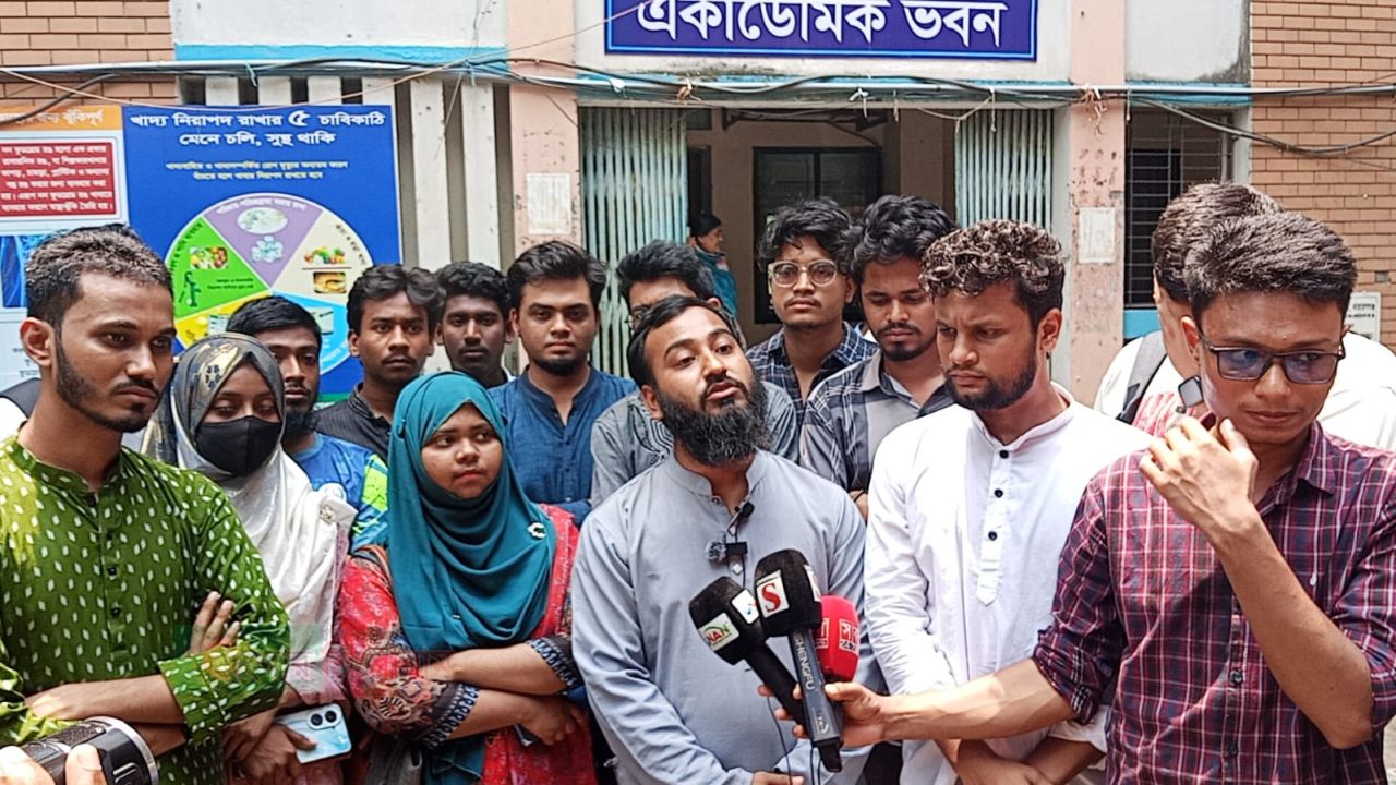 নারায়ণগঞ্জে নবীনবরণ নিয়ে উত্তেজনা: প্রশাসনের নিরপেক্ষতা নিয়ে প্রশ্ন 