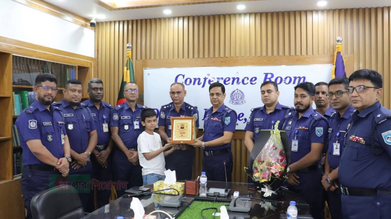 গাইবান্ধায় সহকারী পুলিশ সুপার এ বি এম রশিদুল বারীর বদলিজনিত বিদায় সংবর্ধনা