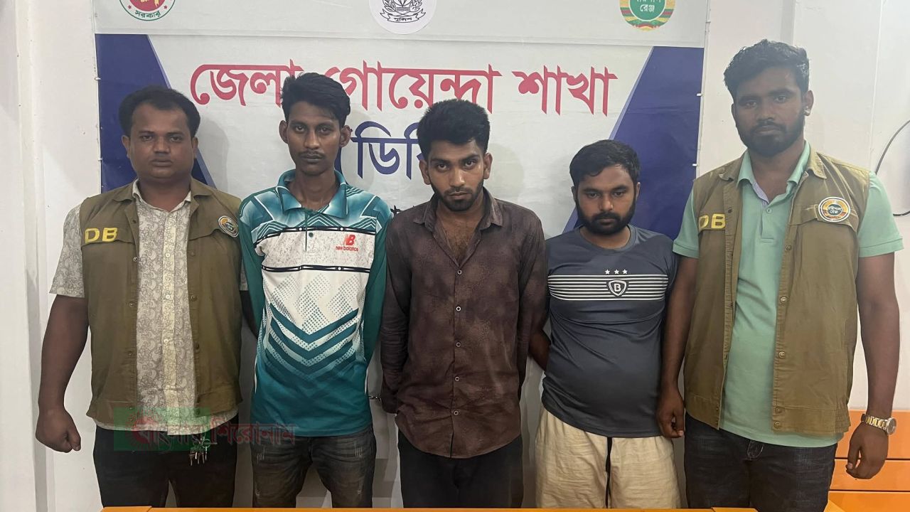 পটুয়াখালীতে ২৬ পুরিয়া হেরোইনসহ ৩ মাদক ব্যবসায়ী ডিবি পুলিশের জালে