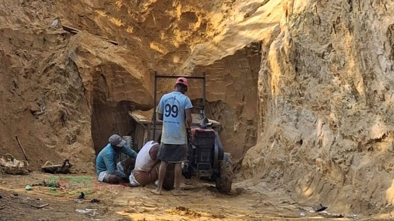 রোজারঘোনা সড়ক নির্মাণে অনিয়মের অভিযোগ, ব্যবস্থা না নেওয়ায় ক্ষোভ এলাকাবাসীর