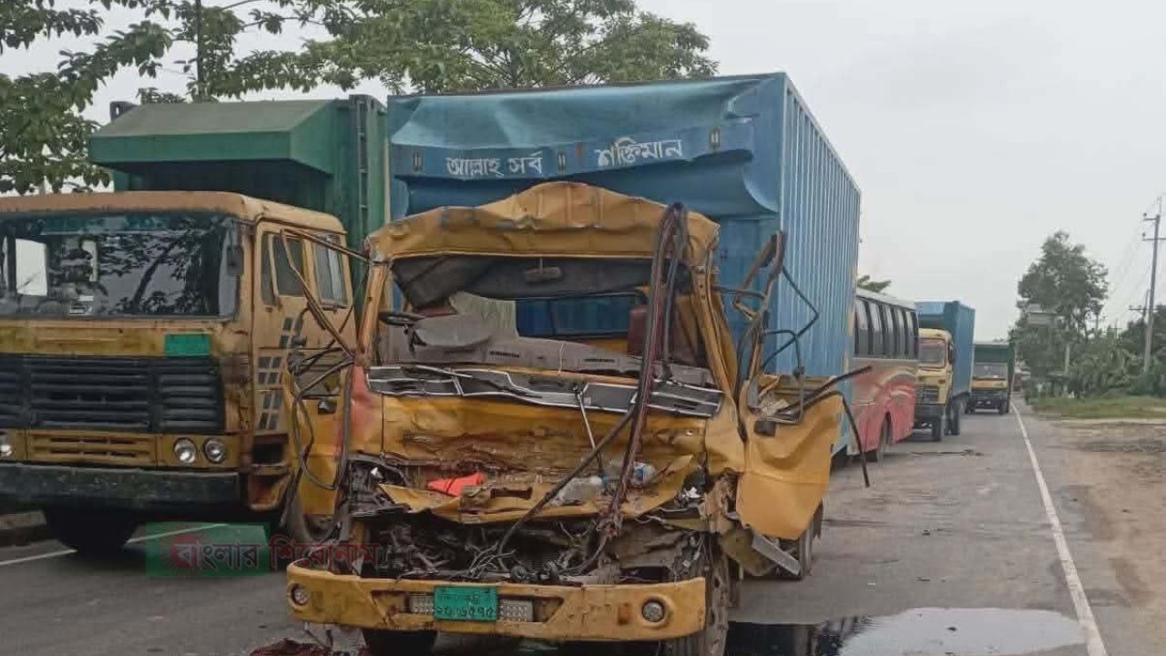 কুমিল্লার চৌদ্দগ্রামে দাঁড়িয়ে থাকা ট্রাকে কাভার্ড ভ্যানের ধাক্কা: চালক নিহত