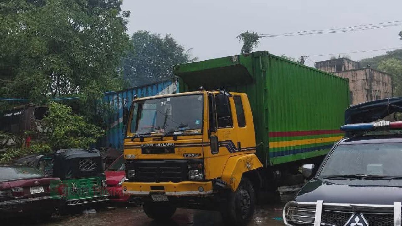 টেকনাফে কাভার্ডভ্যান-সিএনজি সংঘর্ষে এসআইসহ তিন পুলিশ সদস্য আহত