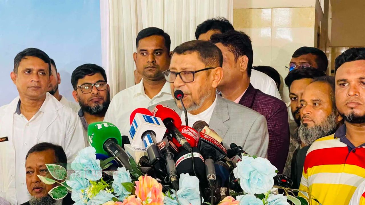 নারায়ণগঞ্জে হাসপাতালের অপরিচ্ছন্নতায় ক্ষুব্ধ স্বাস্থ্যমন্ত্রী, তিন দিনের আল্টিমেটাম