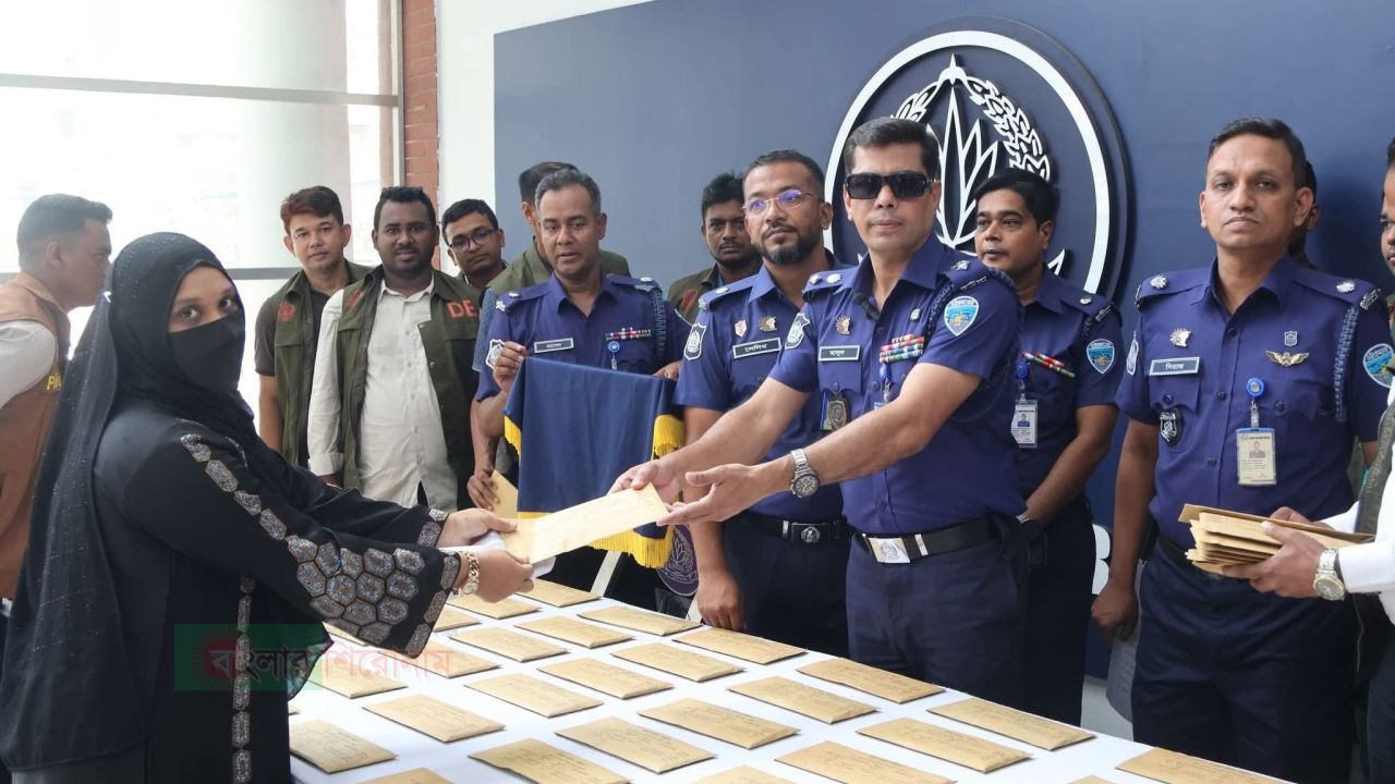 প্রযুক্তির ব্যবহারে হারানো ১০১টি মোবাইল ফোন উদ্ধার: মালিকদের হাতে তুলে দিল চট্টগ্রাম ডিবি