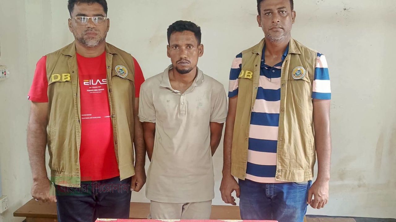 কলাপাড়ায় ডিবির বড় সাফল্য: মহাসড়কে ৬০০ পিস ইয়াবাসহ মাদক কারবারি গ্রেফতার