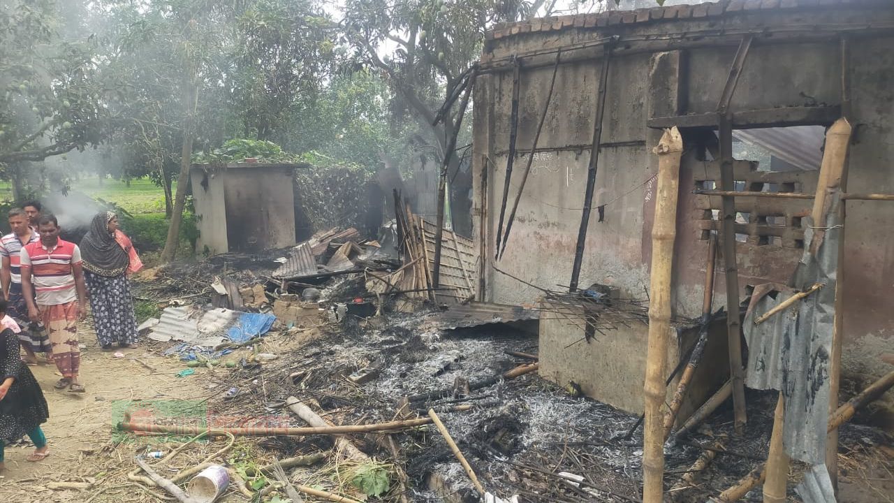 গুজবের বলি ভোলাহাট: বাড়িঘরে আগুন, সংঘর্ষে প্রাণহানি