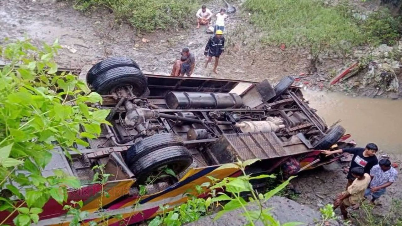 টেকনাফে সড়ক দুর্ঘটনা: খাদে মিনিবাস, চারজন গুরুতর আহত