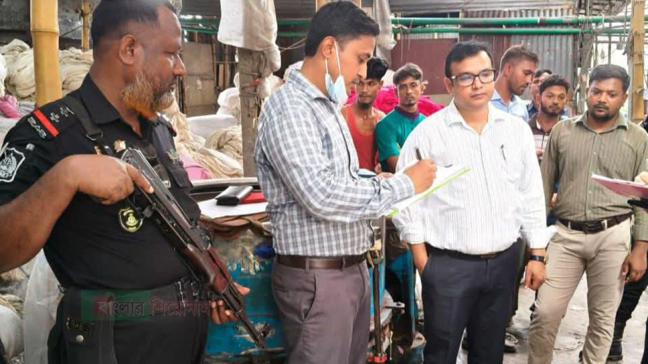 ডিএনডি খাল দূষণের দায়ে আকবর ডাইং-কে ৫০ হাজার টাকা জরিমানা