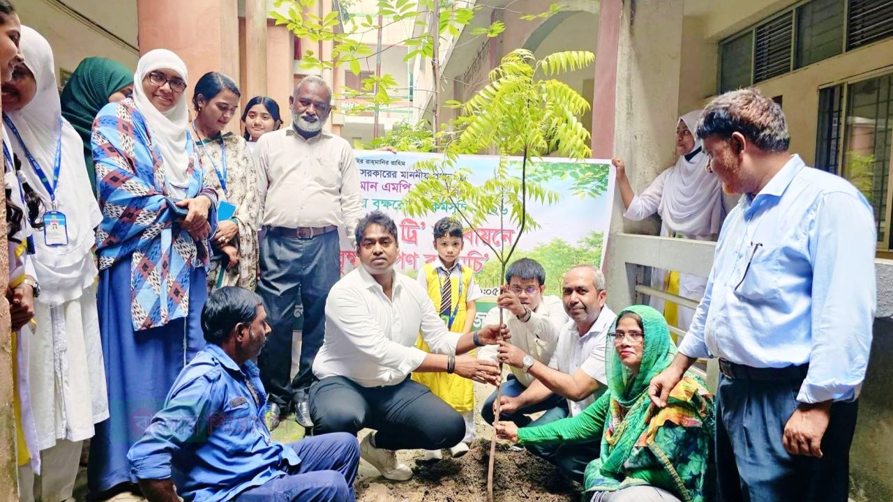 বিবি মরিয়ম গার্লস স্কুল এন্ড কলেজে ওয়ান চাইল্ড ওয়ান ট্রি স্লোগানে বৃক্ষরোপণ 