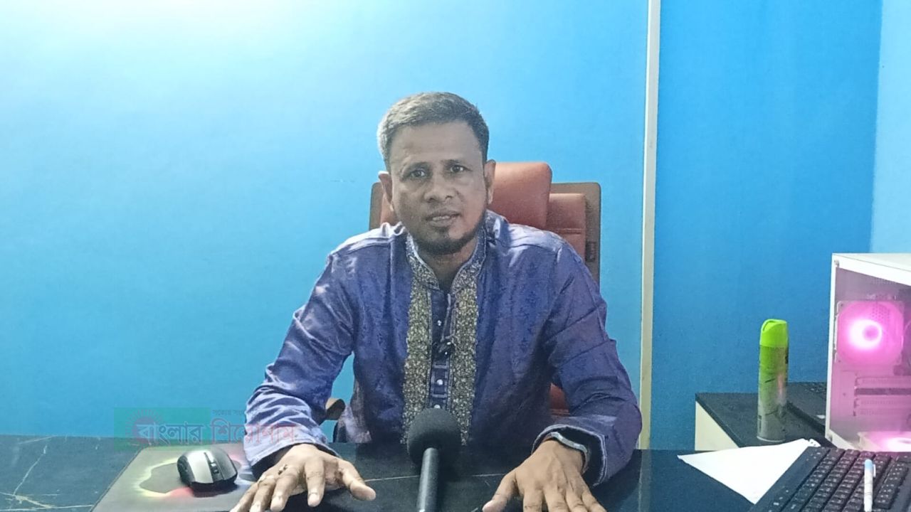 সিদ্ধিরগঞ্জে উত্ত্যক্তের প্রতিবাদ করায় মামলার স্বীকার পিতার সংবাদ সম্মেলনে