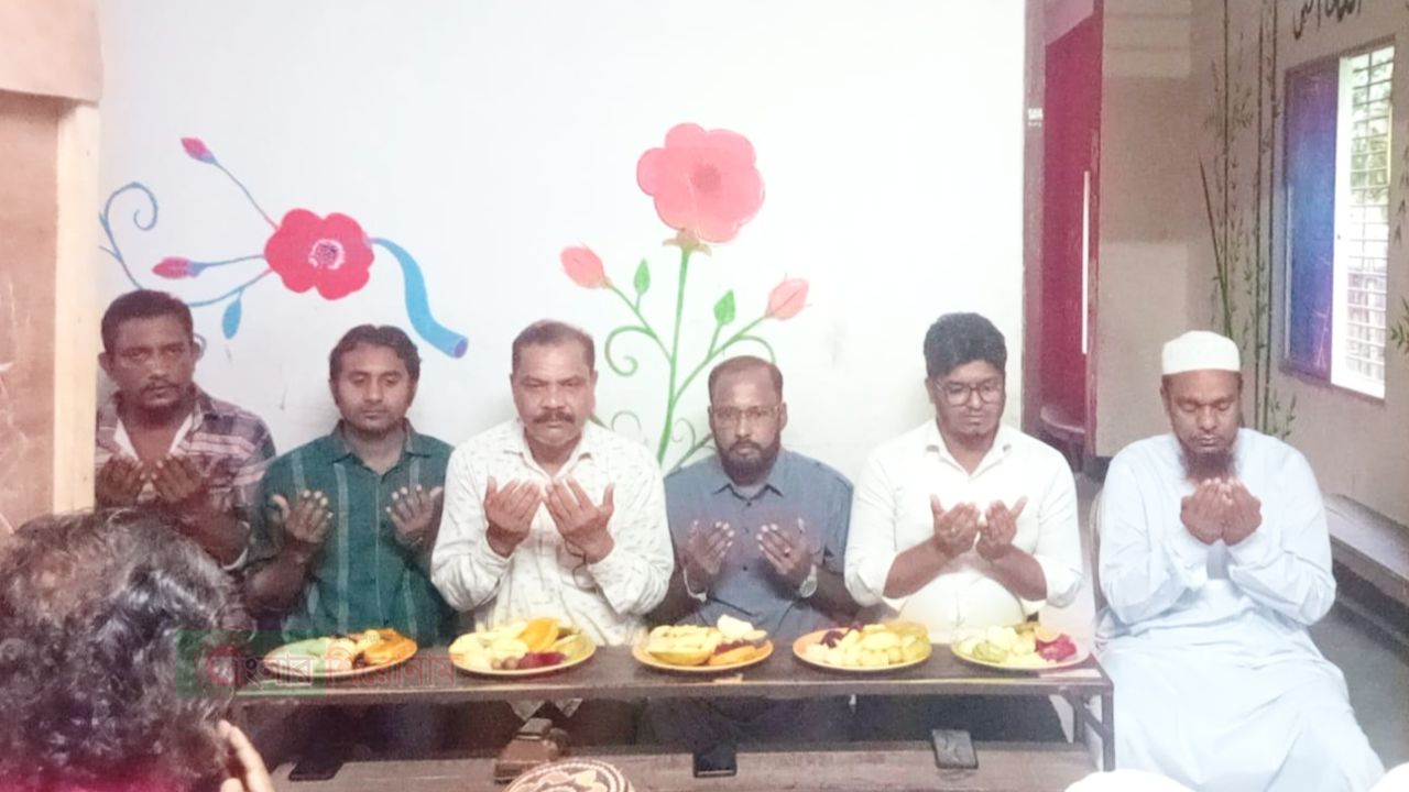 বন্দরে এতিম মাদ্রাসা শিক্ষার্থীদের নিয়ে সাংবাদিক সংগঠনের ফল উৎসব  &lrm;