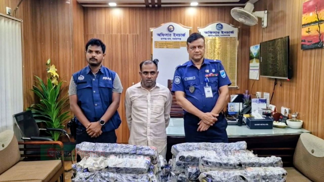 রূপগঞ্জে ফেন্সিডিলের বিকল্প ১১০৭ বোতল ইস্কাফসহ মাদক ব্যবসায়ী গ্রেফতার