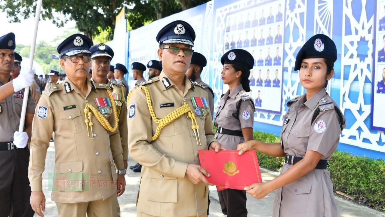৪২তম ক্যাডেট সাব-ইন্সপেক্টর ২০২৫ ব্যাচের মৌলিক প্রশিক্ষণ সমাপনী কুচকাওয়াজ অনুষ্ঠানে আইজিপি 