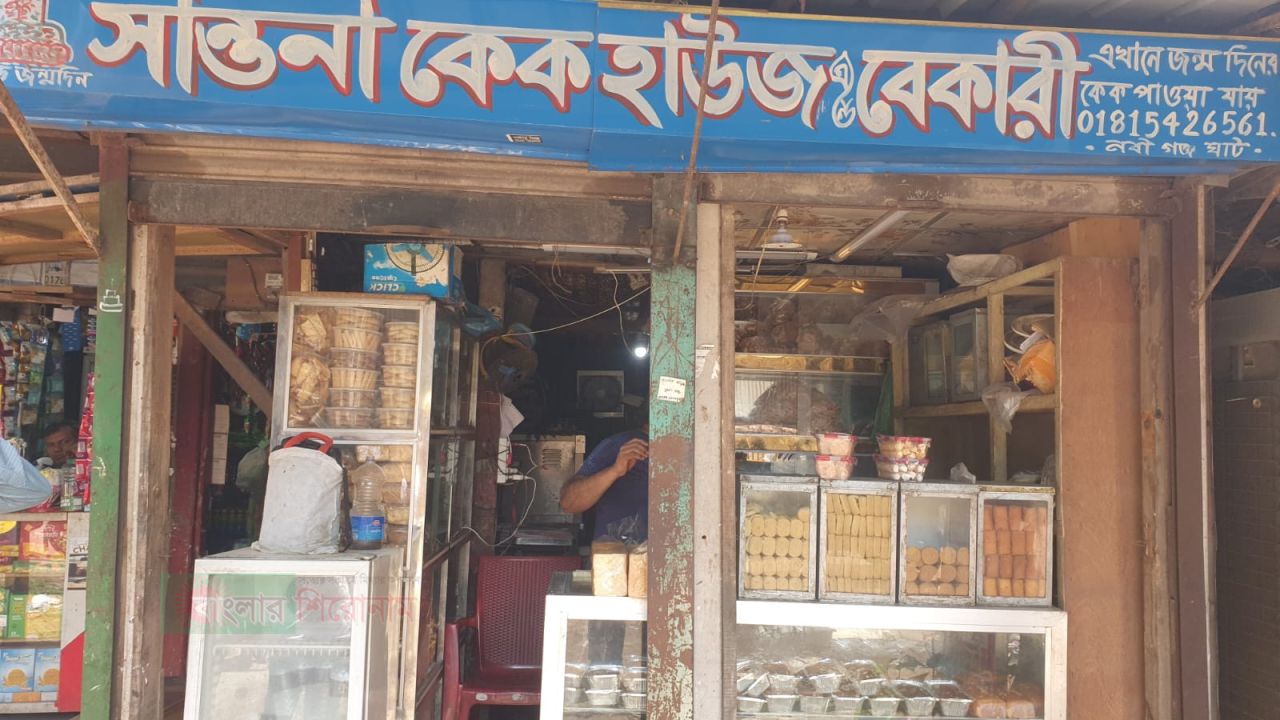 হাজীগঞ্জ-নবীগঞ্জ ঘাটে বেকারির পাউরুটিতে মিলল টিকটিকির বিষ্ঠা: প্রশাসনের হস্তক্ষেপ দাবি