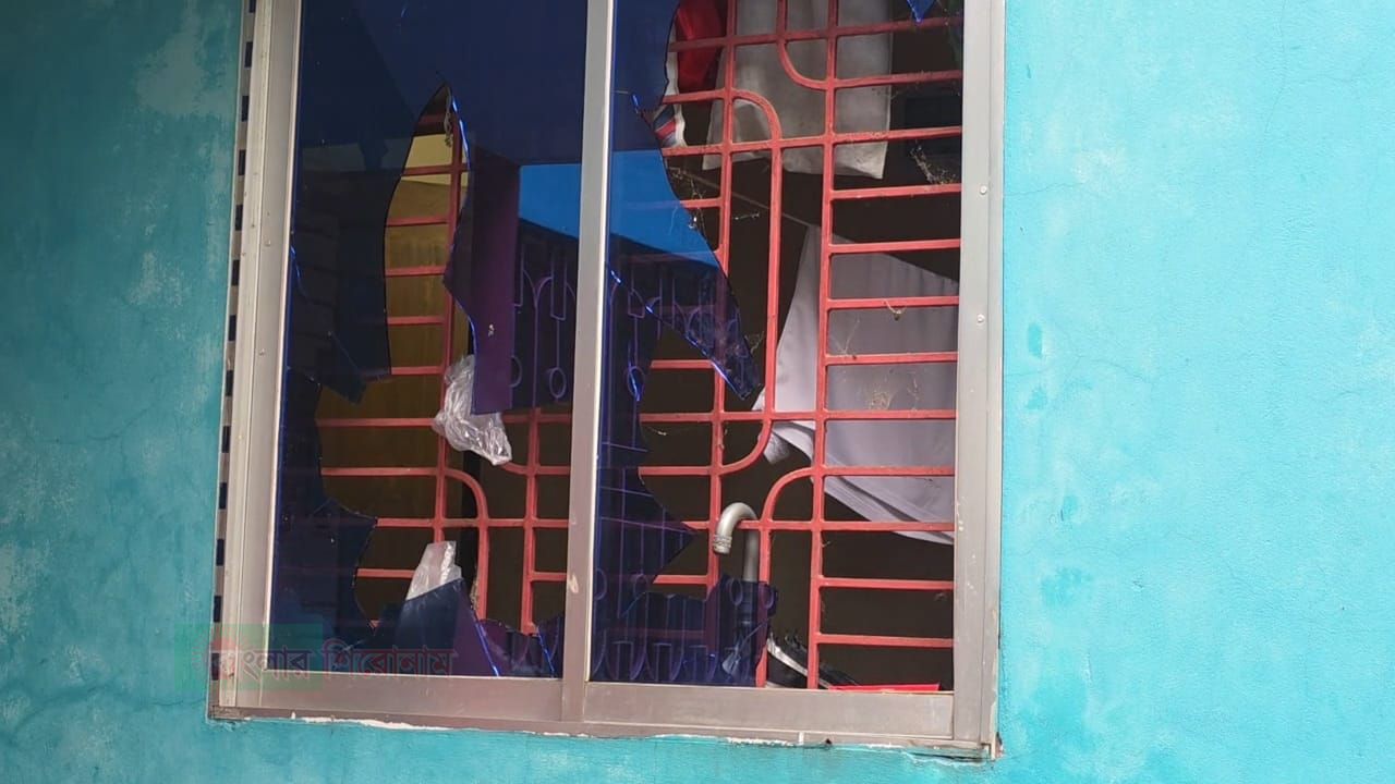 ফেসবুকে এসে লাইভে কথা বলায়রূপগঞ্জে জেলা ছাত্রদল  নেতার নেতৃত্বে যুবদল নেতার বাড়ী ঘরে হামলা, প্রতিবাদে বিক্ষোভ