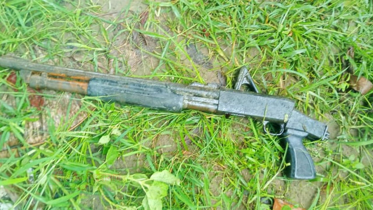 আড়াইহাজারের পুকুড়ে জালের টানে উঠল থানা থেকে লুট হওয়া শর্টগান