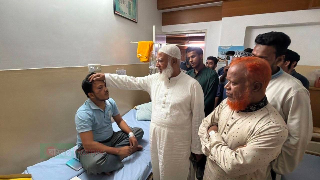 তোলারাম কলেজে হামলায় আহতদের দেখতে ঢাকা মেডিকেলে জামায়াত আমীর ডা. শফিকুর রহমান
