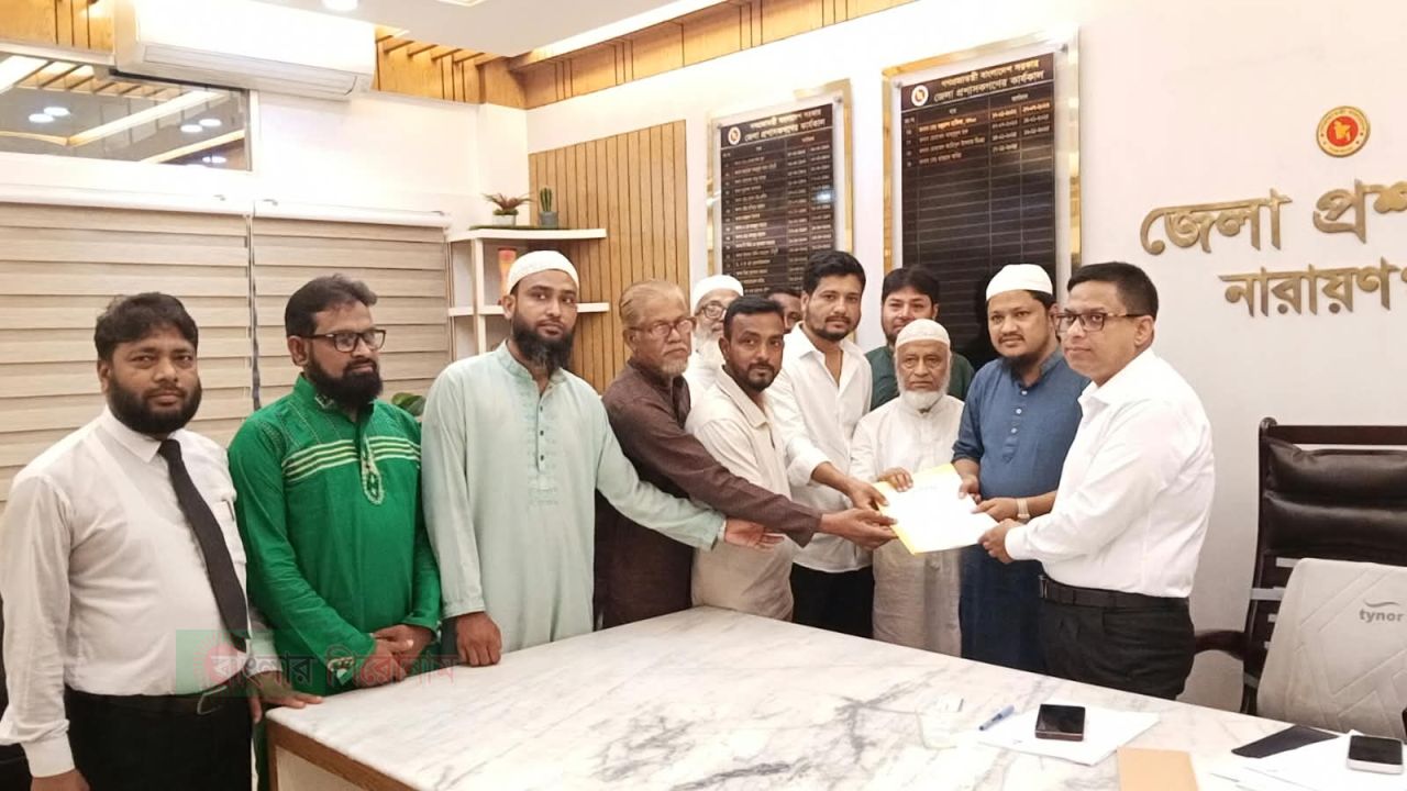 ৬ দফা দাবিতে ঢাকা-চট্টগ্রাম লংমার্চ: নারায়ণগঞ্জে ডিসি-এসপিকে ১১ দলীয় ঐক্যের স্মারকলিপি 