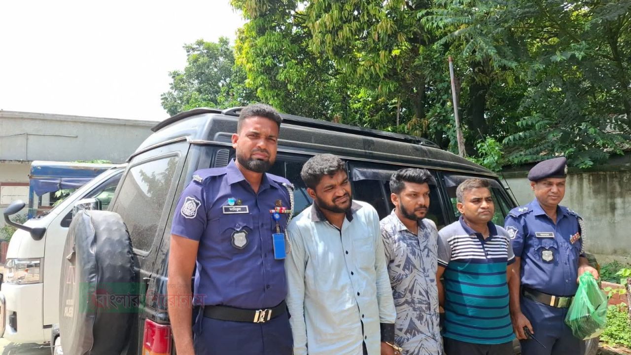 ফতুল্লায় ভুয়া ডিজিএফআই পরিচয়ে ৩ জন গ্রেপ্তার, পাজেরো-ওয়াকিটকি-হ্যান্ডকাফ উদ্ধার