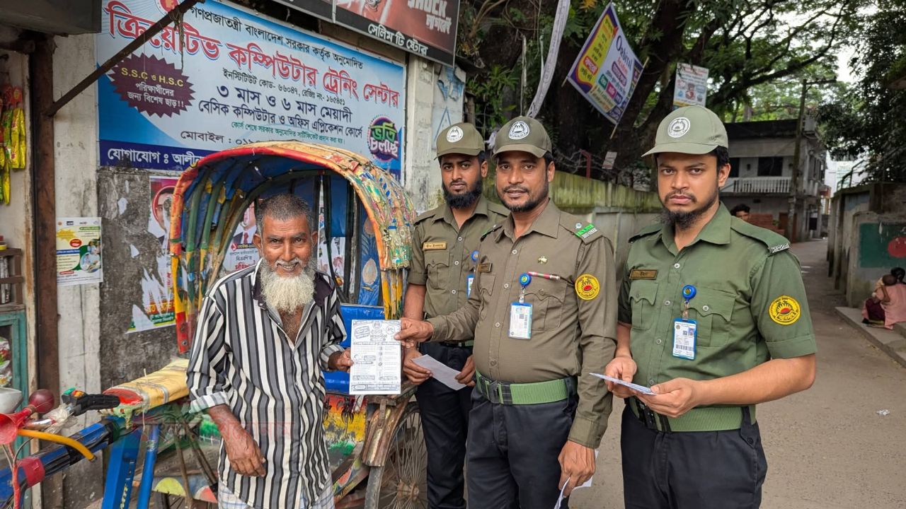 বন্দরে ডেঙ্গু প্রতিরোধে আনসারদের পরিচ্ছন্নতা অভিযান ও লিফলেট বিতরণ 