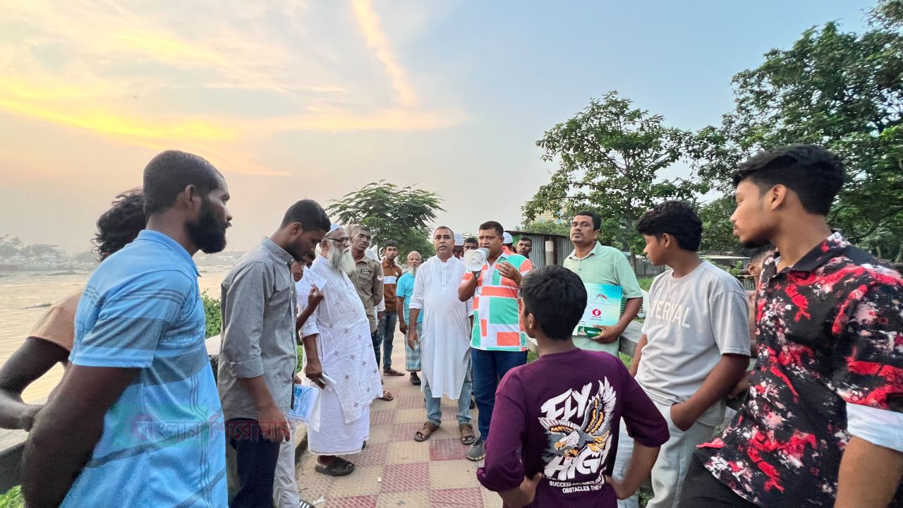কাচপুরে ডেঙ্গু প্রতিরোধে সচেতনতামূলক লিফলেট বিতরণ