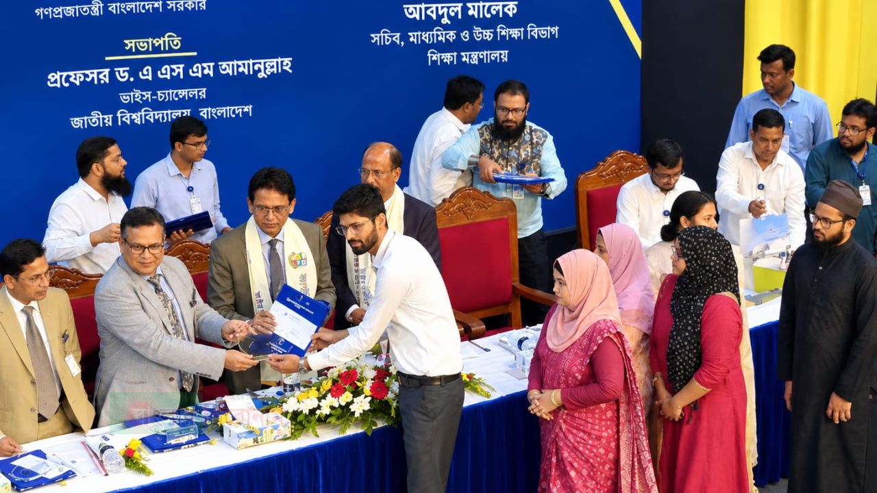 জাতীয় বিশ্ববিদ্যালয়ের ভাইস-চ্যান্সেলর অ্যাওয়ার্ড পেলেন নারায়ণগঞ্জের শাহ পরান জয়