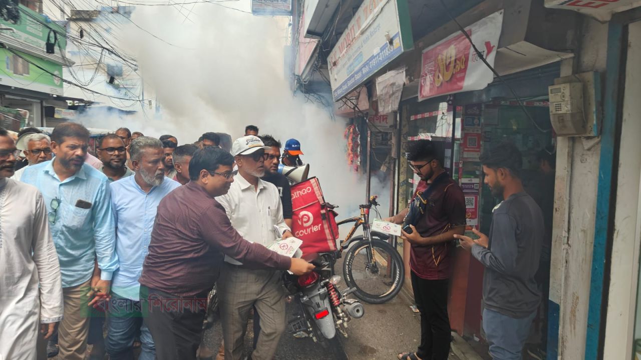বন্দরে ডেঙ্গু প্রতিরোধে সিটি প্রশাসক সাখাওয়াত হোসেন খাঁনের সচেতনতামূলক লিফলেট বিতরণ