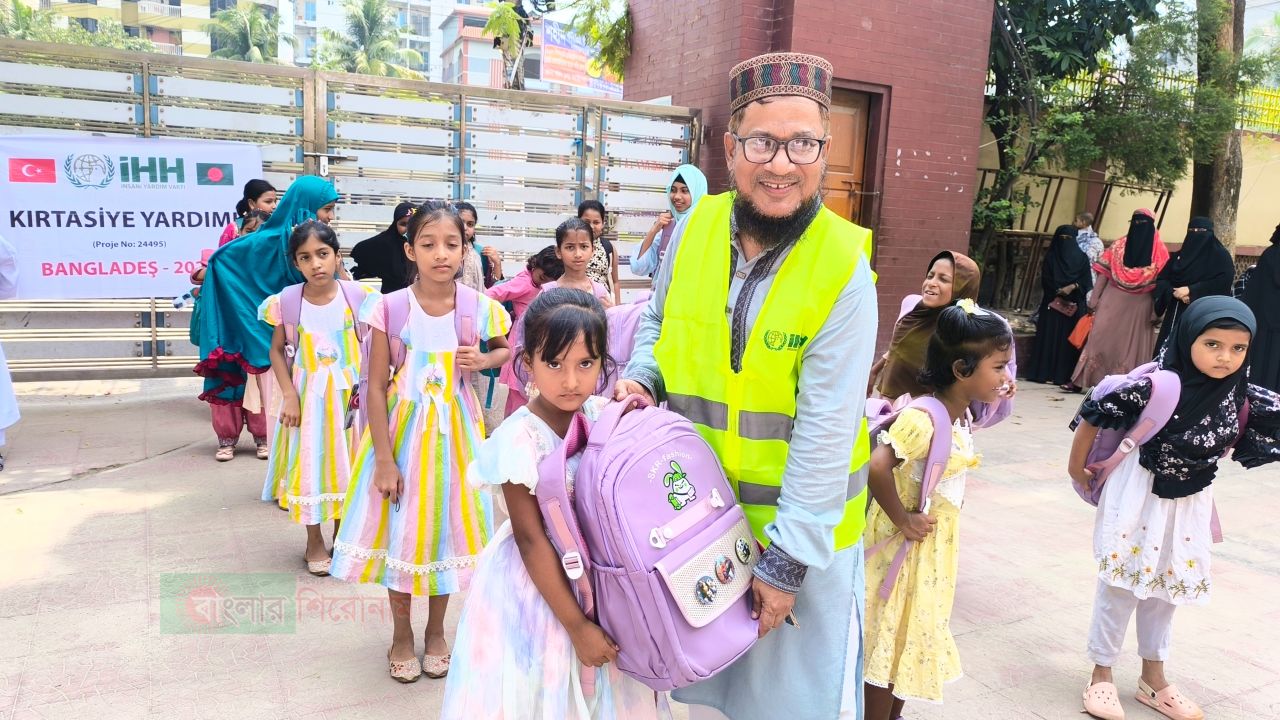 সুবিধাবঞ্চিত শতাধিক এতিম শিশুর মাঝে স্কুল ব্যাগ বিতরণ করলেন কাউন্সিলর প্রার্থী এইচ এম নাসির উদ্দিন