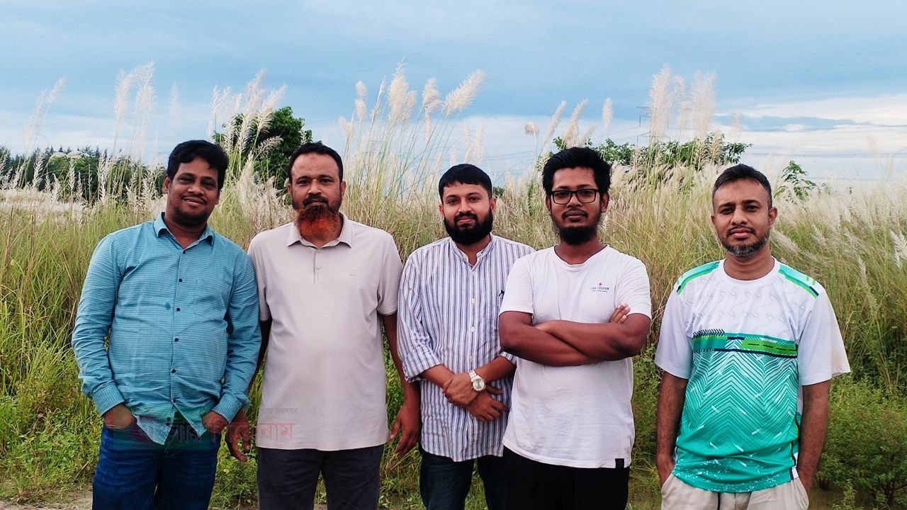 বৈরী আবহাওয়া উপেক্ষা করে সিরাজদিখানের পদ্মহেম ধামে ৬ বন্ধুর স্মরণীয় ভ্রমণ