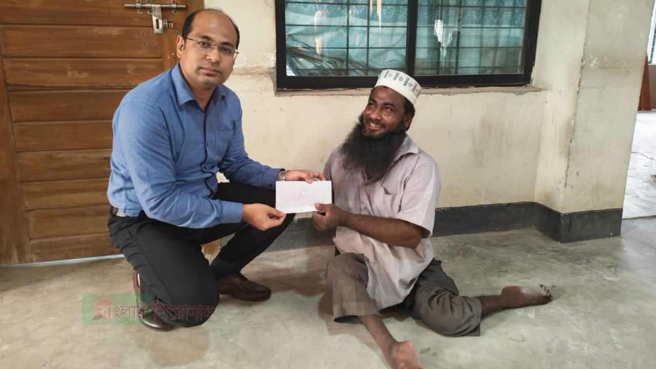 শারীরিক প্রতিবন্ধী আল আমিনের পাশে দাঁড়ালেন নারায়ণগঞ্জ সদর উপজেলা প্রশাসন