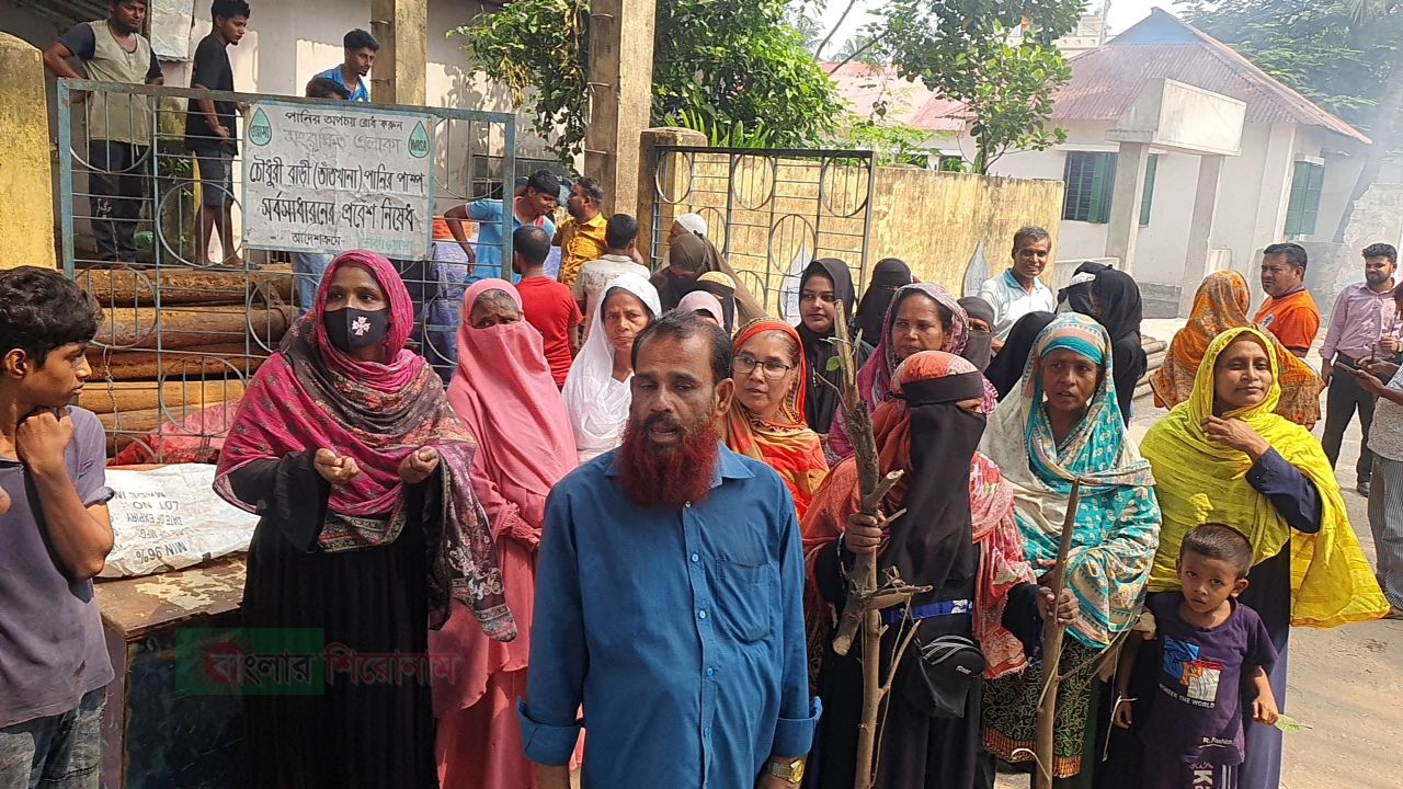 সিদ্ধিরগঞ্জে পানির জন্য তীব্র হাহাকার: সাড়ে ৪ ঘণ্টা সড়ক অবরোধের পর প্রকৌশলীর আশ্বাসে যান চলাচল 