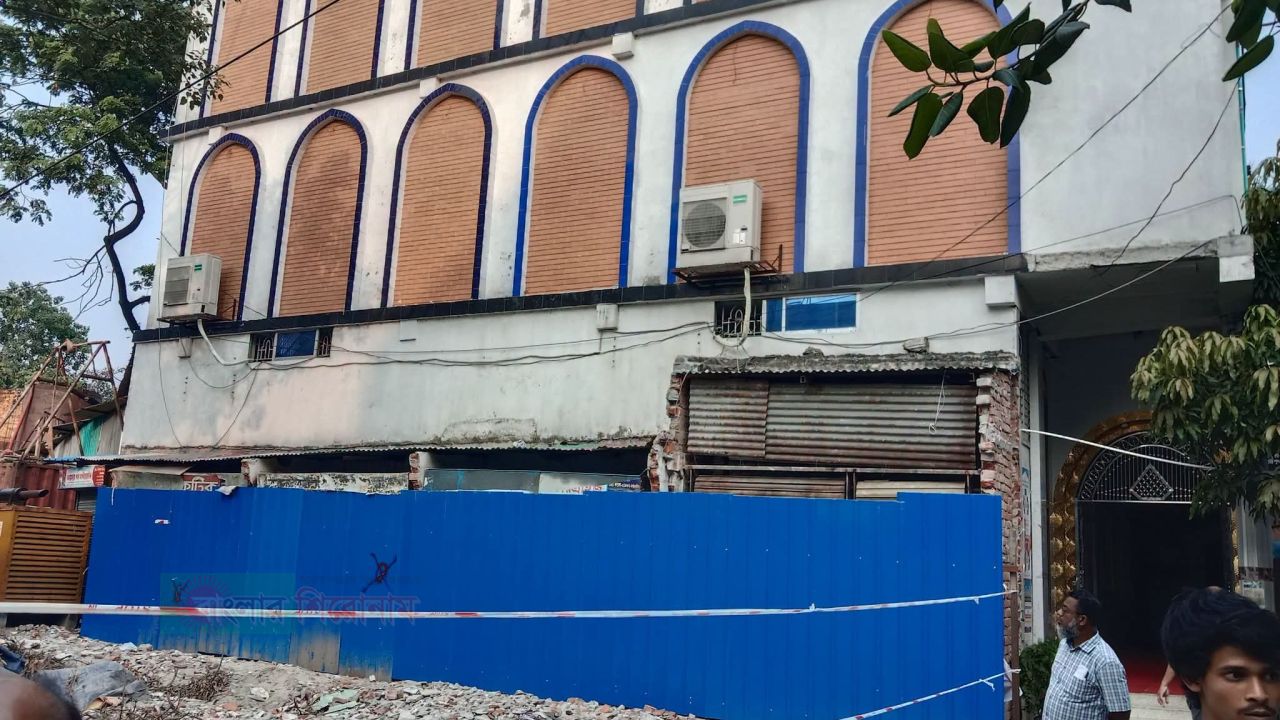 চারারগোপ বায়তুস সালাত জামে মসজিদ সংলগ্ন অবৈধ দোকান উচ্ছেদের দাবী