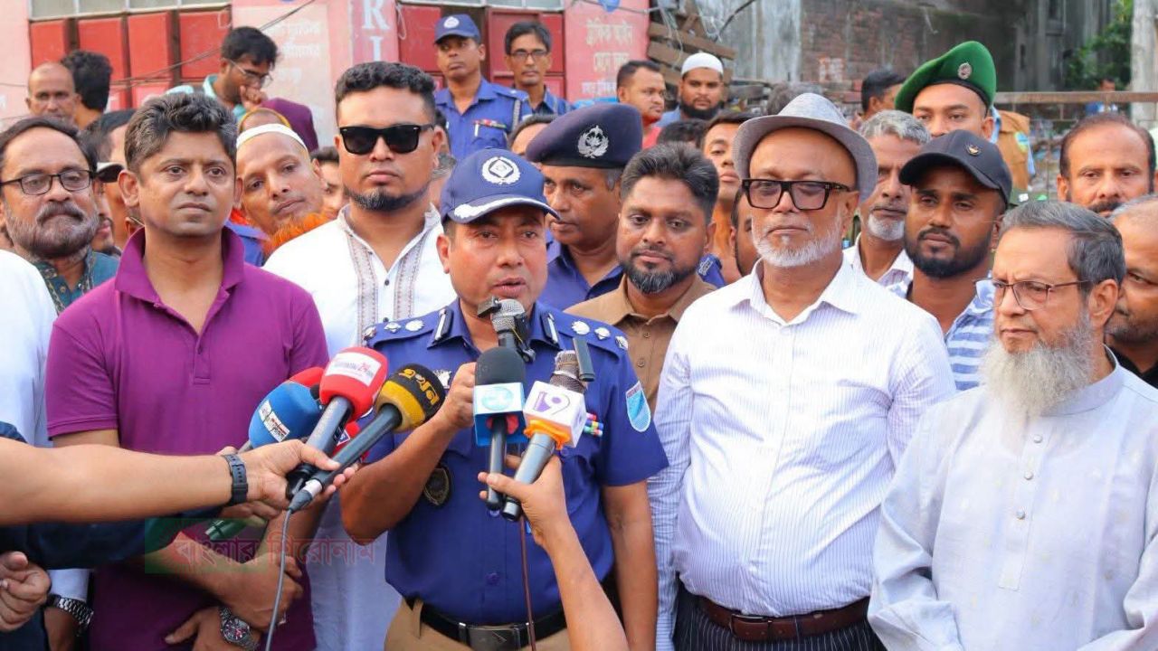 নারায়ণগঞ্জে যানজট নিরসনে ট্রাফিক পুলিশকে সহায়তায় ২২ ট্রাফিক ভলান্টিয়ারের কার্যক্রম উদ্বোধন
