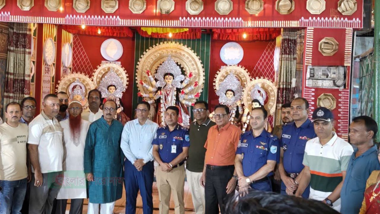 শারদীয় দুর্গাপূজার সার্বিক প্রস্তুতি ও নিরাপত্তা ব্যবস্থা দেখতে পূজামণ্ডপ পরিদর্শনে ডিসি ও এসপি