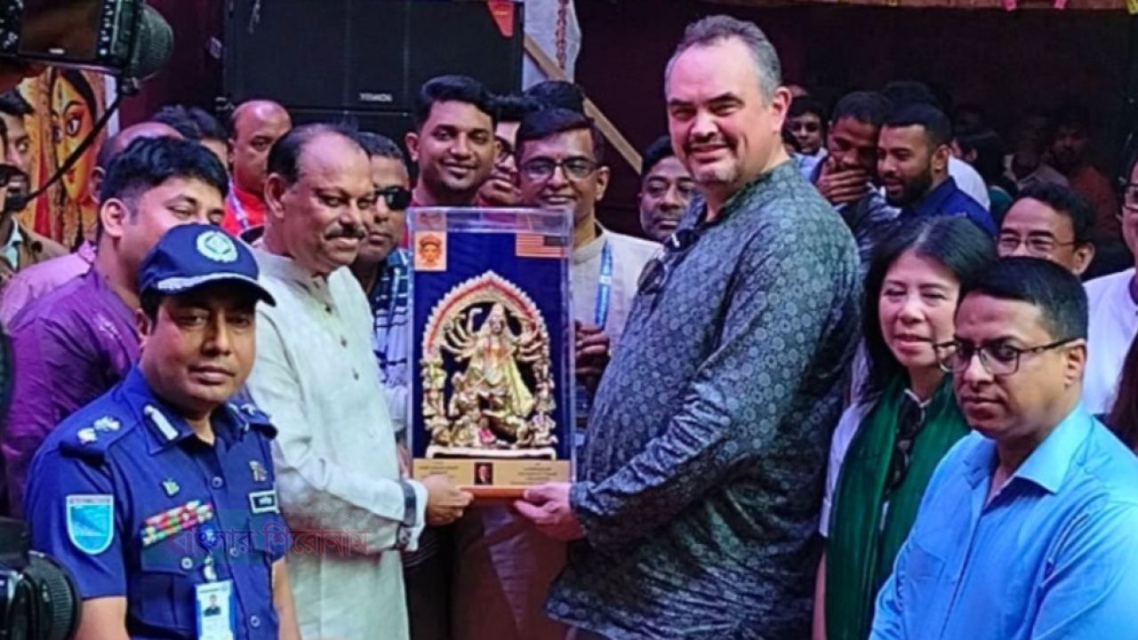 পূজামণ্ডপ পরিদর্শন শেষে মার্কিন রাষ্ট্রদূত চা খেতে না'গঞ্জের ঐতিহ্যবাহী বোস কেবিনে