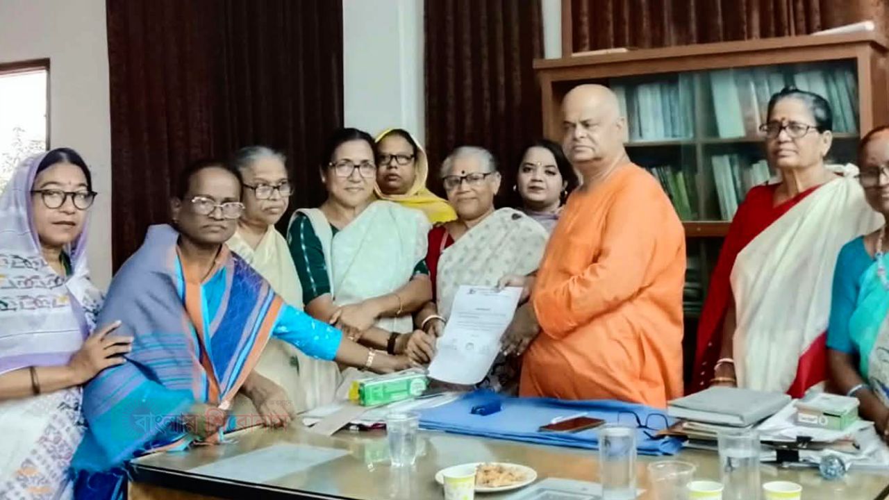 শারদীয় দুর্গোৎসবে না'গঞ্জের বিভিন্ন পূজা মন্ডপে মহিলা পরিষদ'র শুভেচ্ছা বার্তা প্রদান 