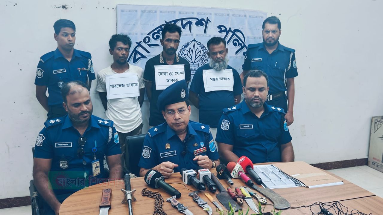 বন্দরে দেশীয় অস্ত্রসহ ডাকাত সর্দার খোকন চোক্কাসহ গ্রেপ্তার ৩ 