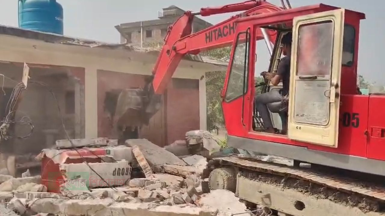 বন্দরে উদ্বোধনের আগেই ১৬ লাখ টাকার শৌচাগার গুঁড়িয়ে দেওয়ার অভিযোগ