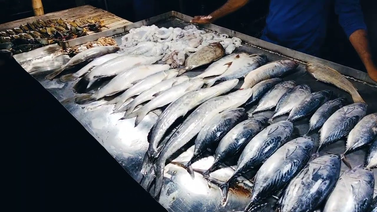  কুয়াকাটার ফিস ফ্রাই মার্কেট।